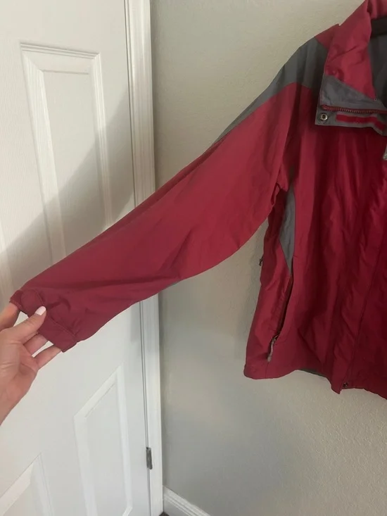 The North Face Women’s Red and Gray Ski/Snow Jacket - Picture 8 of 9